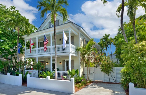 Historic Seaport Condo | STARS ~ 4 bedroom, 2 Bath Condo, Shared Heated Pool, Downtown Location!