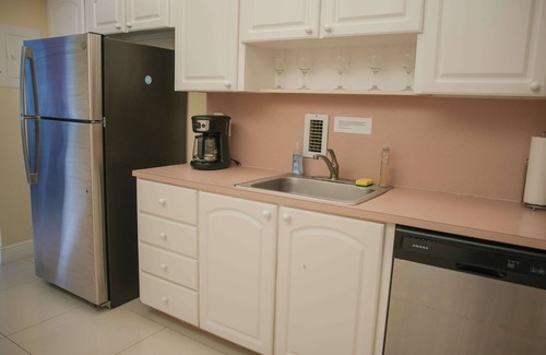 Hollywood South Central Beach Condo | Stay seaside in our Hollywood Beach Condo: The Sian Residences!