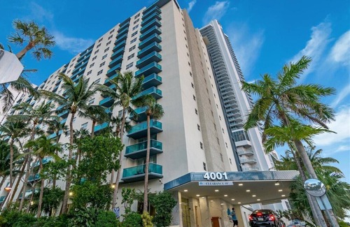 Hollywood South Central Beach Condo | Stay seaside in our Hollywood Beach Condo: The Sian Residences!