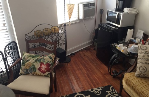 Burns Square Apartment | Studio Apartment, Safe & Walkable area, Pet Friendly