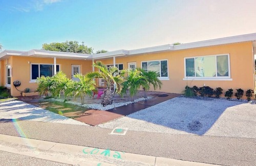 Redington Shores Apartment | Studio by the Sea: Mahi Tide - Just Steps to the Beach!