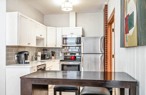 Historic Seaport Apartment | Studio Near Downtown - The Bartlum