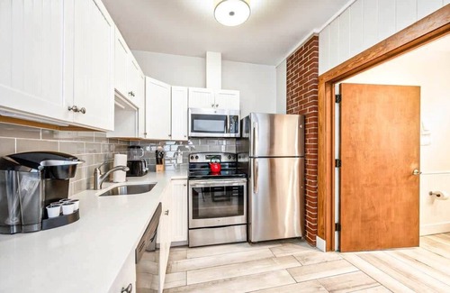 Historic Seaport Apartment | Studio Near Downtown - The Bartlum