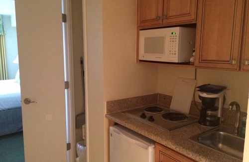 East Fort Lauderdale Apartment | Studio Unit 1406C - 2 blocks off beach with Direct Waterway Views.