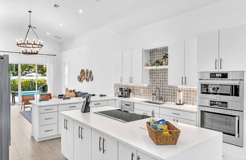 Poinsettia Heights House | Stunning Villa by Las Olas Beach Heated Pool