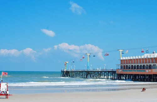 South Peninsula Historic District Apartment | Stylish Beachside Studio~Pool~Gym~Kitchen~Parking