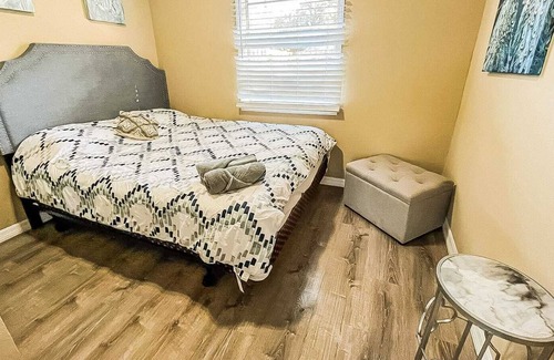 Temple Crest House | Stylish Getaway near Buschgardens