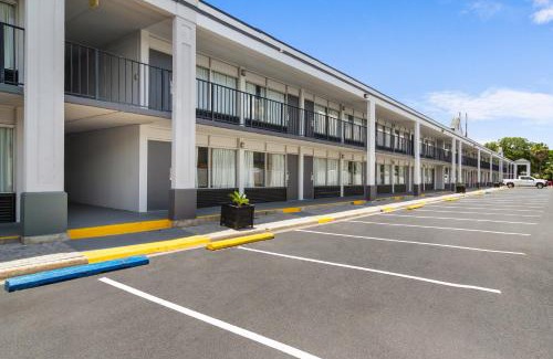 Orange Park Hotel | Suburban Studios