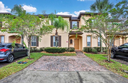 Regal Palms House | Suite Spot