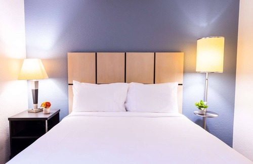 Baymeadows House | SuiteLife Haven: Modern Suites for Business & Leisure Travelers