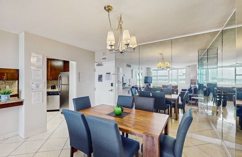 Galt Mile Condo | Sunlit suite with a city view & fast WiFi plus a pool, & beach access