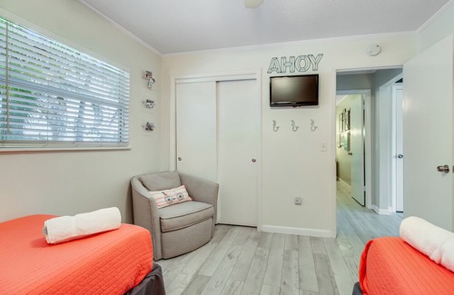 Holmes Beach Condo | Sunny condo w/ shared heated pool & private gas grill - walk to the Gulf!