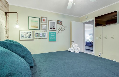 Holmes Beach Condo | Sunny condo w/ shared heated pool & private gas grill - walk to the Gulf!