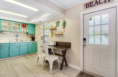 Holmes Beach Condo | Sunny condo w/ shared heated pool & private gas grill - walk to the Gulf!