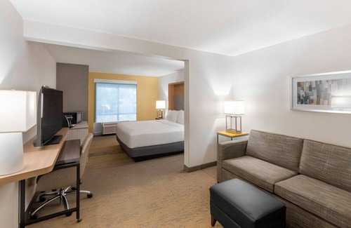 Orange Park House | Superbly Relaxing Room Enjoy On-Site Restaurant