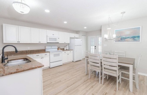 Chandler Park House | Surfside Hideaway - NEWLY Renovated Townhome