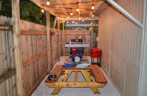 Poinsettia Heights House | The Captain's Landing - 4 bedroom - 2 bathroom - Outdoor soaking tub - Adventure home