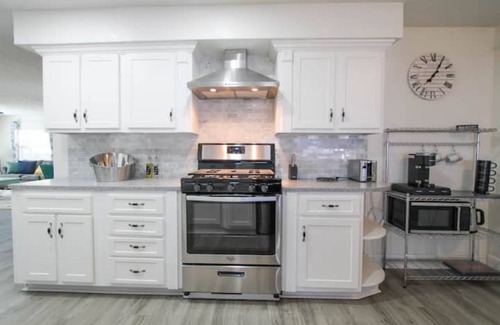 Beach Park House | The Good Vibes House- Close to Airport Soho Dtown