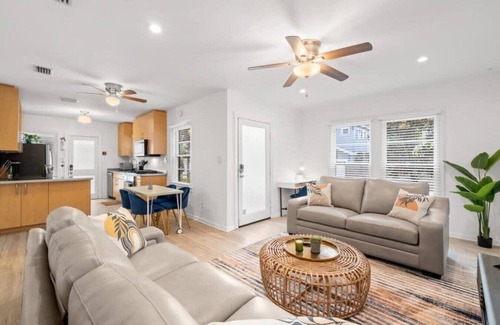 Historic Hyde Park North House | The Grand Hyde Out - Hyde Park Home + In-Law Suite