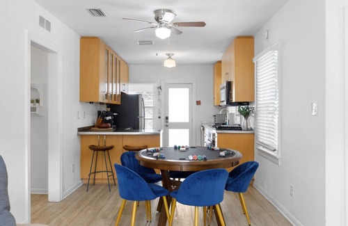 Historic Hyde Park North House | The Grand Hyde Out - Hyde Park Home + In-Law Suite