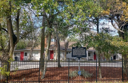 Jacksonville House | The Historic Van Zant House (Skynyrd) | 1500 sq ft | King