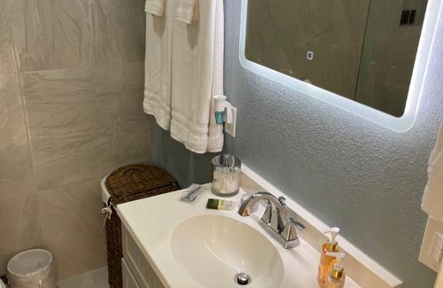 West Palm Beach House | THE OCEAN PALMS SUITE