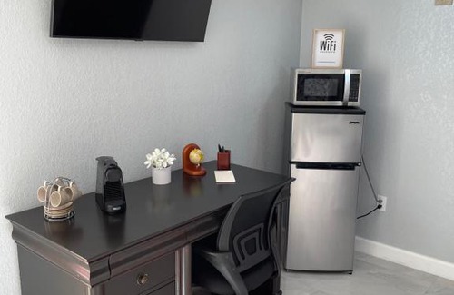 West Palm Beach House | THE OCEAN PALMS SUITE