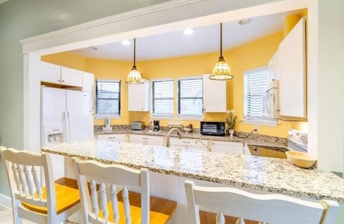 Downtown Boca Grande Historic District House | The Palmetto Inn - Blue Marlin - 2 Bedroom Queen Apartment