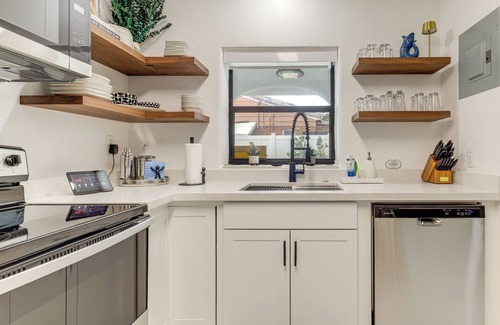 Lake Ridge House | 'The Peacock Bungalow' Near Fort Lauderdale Beach!