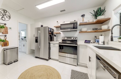 Lake Ridge House | 'The Peacock Bungalow' Near Fort Lauderdale Beach!