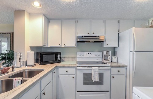 Amelia City Condo | The Perfect Getaway. Steps to Beach and Pool!
