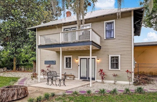 Springfield House | The whole group will enjoy easy access to everything from this centrally located downtown place