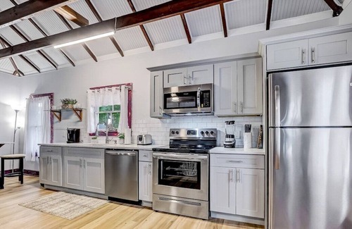 Springfield House | The whole group will enjoy easy access to everything from this centrally located downtown place