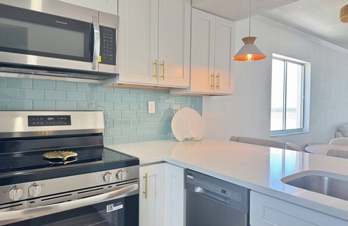 Laguna Shores Condo | Top-Floor Beachfront Corner Condon Fully Renovated, Sleeps 6, Steps to Sand