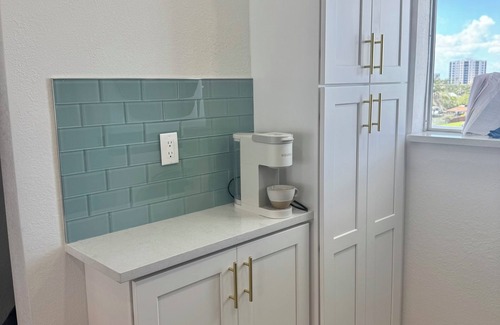 Laguna Shores Condo | Top-Floor Beachfront Corner Condon Fully Renovated, Sleeps 6, Steps to Sand