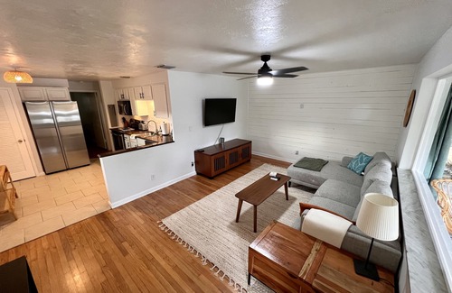 Mango Groves House | Tropical Bungalow, Walk to Lake Ave & Beach
