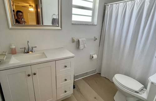 Sailboat Bend Apartment | Two beds in apartment in Ft. Lauderdale