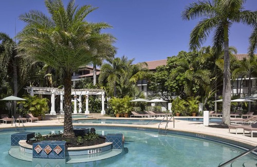 Hunt Club House | Ultimate Golf Spot Relaxation | Outdoor Pools and Free Parking
