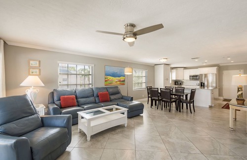 Siesta Key Condo | Unit 175- 2 Bedroom 2 Bathroom Gulf Side Club Corner Condominium