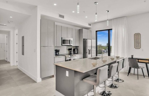 Poinciana Park Apartment | Upscale 3/3 Condo: Prime Location by FLL & Beach