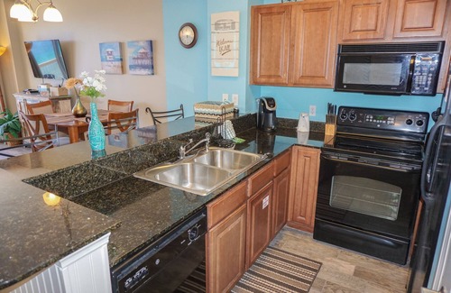 Panama City Beach Condo | UPSCALE CONDO FOR 6! BIG SCREEN TV AND GREAT VIEWS!
