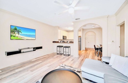 West Kissimmee Condo | Upstay 2BR Condo w Pool/Hot Tub—Near Disney