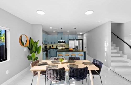 Liberty City Apartment | Urban Comfort - 20min to Beach & Airport