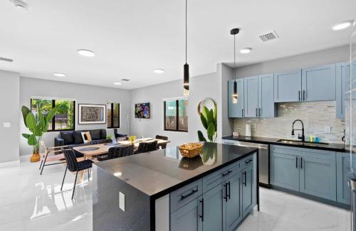 Liberty City Apartment | Urban Comfort - 20min to Beach & Airport