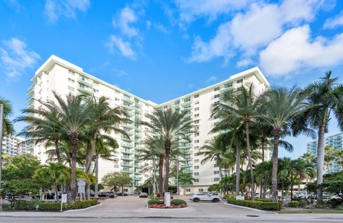 Hollywood South Central Beach Condo | 81 m² Condo ∙ 2 bedrooms ∙ 6 guests