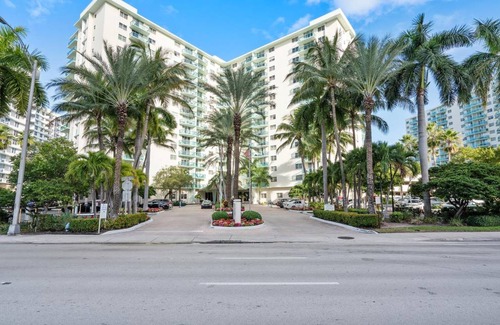 Hollywood South Central Beach Condo | 81 m² Condo ∙ 2 bedrooms ∙ 6 guests