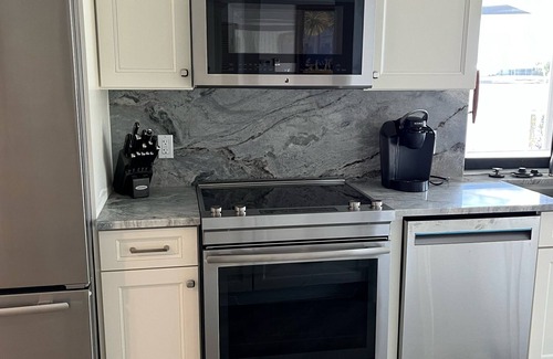Punta Gorda House | Vacation Paradise ! Relax in the Sunshine! Waterfront ! Mins to downtown.