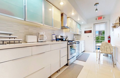 West Avenue House | Villa Diamond in South Beach