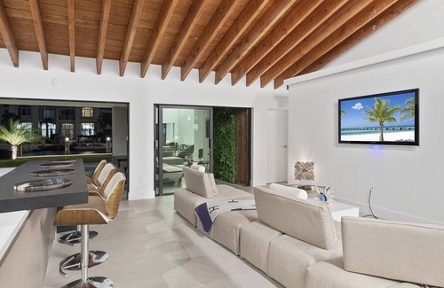 Aventura House | Villa Diane Gorgeous waterfront property with pool and private golf