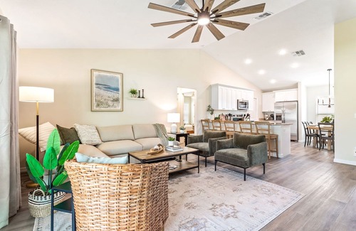 Summerfield House | Village Retreat Large and Spacious Home near the Villages.